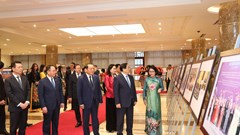 Thủ tướng tham quan triển lãm chào mừng Hội nghị tổng kết của ngành VHTTDL