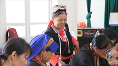 Truyền nghề dệt cho đồng bào Dao