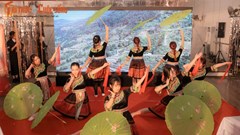 Sinh viên mang văn hóa dân tộc vào thời trang