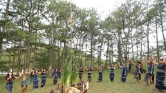 Người K’Ho dưới chân núi Lang Biang làm du lịch