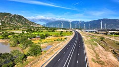 Làm việc ngày đêm, xuyên lễ trên công trường cao tốc Cam Lâm – Vĩnh Hảo