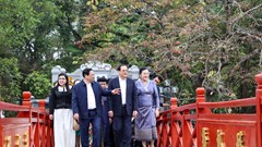 Thủ tướng Việt Nam – Lào và hai phu nhân thăm Di tích quốc gia đặc biệt hồ Hoàn Kiếm và đền Ngọc Sơn