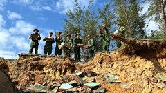 Bộ đội Biên phòng Quảng Ngãi nỗ lực khắc phục sạt lở bờ biển