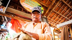 Làng gốm rộn ràng đúc tượng Táo quân