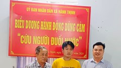 Khen thưởng học sinh lớp 10 dũng cảm cứu người thoát khỏi dòng nước
