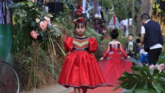 Trình diễn thời trang dân tộc K’Ho trên đường phố Đà Lạt