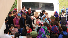 Khám bệnh miễn phí và tặng quà cho người dân huyện Bắc Hà