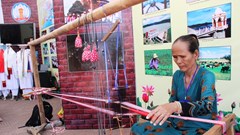 Người "nặng lòng" với nghề dệt thổ cẩm đồng bào Chăm