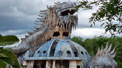 Công trình con rồng ở hồ Thủy Tiên bỗng dưng… hút khách