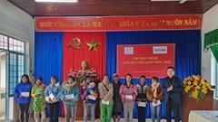 Báo Văn Hoá trao tặng quà Tết cho các hộ nghèo ở Kon Tum