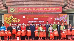 600 phần quà được trao đi qua chương trình “Bánh chưng xanh – Tết vì người nghèo” năm 2024