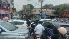 Ùn tắc giao thông những ngày cận Tết ở Hà Nội: Vẫn mãi điệp khúc “không vội được đâu”