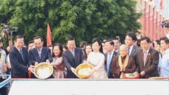 Chủ tịch nước Võ Văn Thưởng thực hiện nghi thức thả cá chép tiễn ông Công, ông Táo