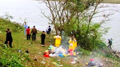 Người dân thả cá chép, “tiện tay” xả rác bừa bãi