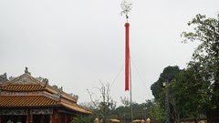 Dựng nêu đón Tết tại khu di sản Hoàng cung Huế