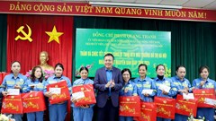 Chủ tịch LĐLĐ thành phố Hà Nội thăm, tặng quà URENCO nhân dịp năm mới