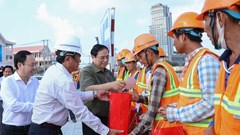 Thủ tướng thăm, tặng quà Tết công nhân, chiến sĩ công an, quân đội