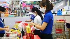 Sinh viên ở lại làm thêm dịp Tết