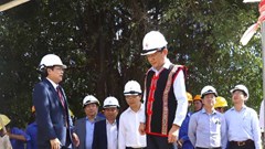 Đưa điện lên vùng cao để bà con đón Tết