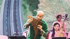 Vị nhạc trưởng với... cây sáo