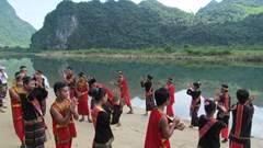 Tục giữ lửa, lấy nước của người Bru - Vân Kiều trong ngày Tết cổ truyền