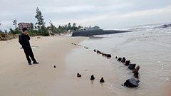 Khai quật khẩn cấp địa điểm phát hiện hiện vật nghi là tàu cổ ở ven biển Hội An