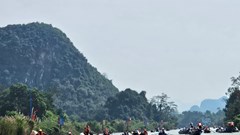 Hai vạn du khách về chùa Hương trong 3 ngày Tết