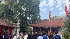 Tấp nập du khách đi lễ đền Và đầu Xuân Giáp Thìn