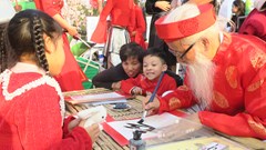 Rộn ràng không khí Tết Việt ở thành phố Cảng