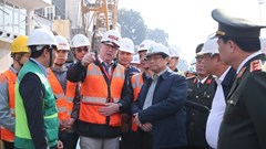 Thủ tướng kiểm tra, động viên người lao động làm việc xuyên Tết tại các công trình trọng điểm