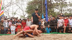 Tưng bừng hội vật truyền thống làng Thủ Lễ