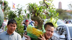 Chợ Viềng Xuân Giáp Thìn 2024 đông đúc người tới "mua may"