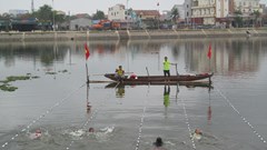 Hai cháu bé chết đuối thương tâm ở hồ nước