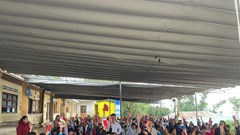 Học sinh ở miền núi Quảng Nam nhận lì xì ở buổi chào cờ đầu năm mới