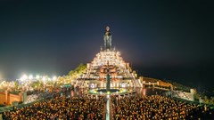 Lễ dâng đăng đầu năm mới Giáp Thìn trên núi Bà Đen, Tây Ninh hút hàng trăm ngàn du khách tham dự