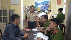 Lập biên bản đối với người đàn ông nằm giữa đường, không chịu kiểm tra nồng độ cồn