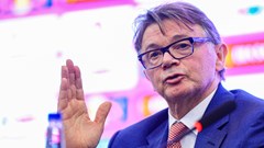 Áp lực của “phù thủy trắng”