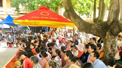 Mang yêu thương tới trẻ mồ côi, người có hoàn cảnh khó khăn