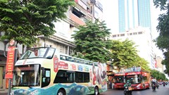 Lại tràn lan quảng cáo vi phạm trên phương tiện giao thông