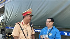 Cảnh sát Giao thông trả lại tiền cho người dân đánh rơi