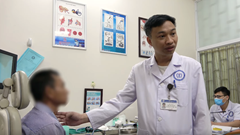 Gắp con đỉa dài 6cm trong cổ họng người đàn ông