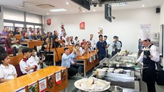 Sinh viên trường du lịch thi tay nghề nấu ăn với món ngon từ thịt gà Mỹ
