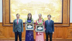 Trao danh hiệu Công dân danh dự tỉnh Thừa Thiên Huế cho 2 nữ chuyên gia quốc tế