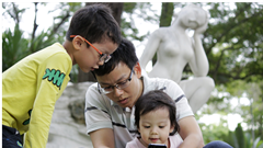 Làm gì để bảo vệ trẻ em trên môi trường mạng: Cấm đoán, bạo hành... hay lập “hợp đồng gia đình”?