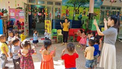 “Nhọc nhằn” cô giáo mầm non vùng cao