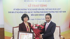 Trao Kỷ niệm chương “Vì sự nghiệp Văn hoá, Thể thao và Du lịch” cho nguyên Đại sứ Lê Thị Hồng Vân