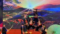 Nét độc đáo nghệ thuật trình diễn Khèn Mông ở Điện Biên