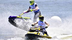 Mãn nhãn với màn lướt sóng đua mô tô nước trên đầm Thị Nại