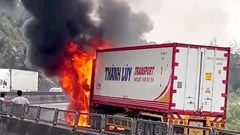 Cháy xe đầu kéo trên đèo Lý Hoà