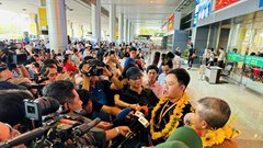 Nhà vô địch thế giới Trần Quyết Chiến và Bao Phương Vinh được chào đón nồng nhiệt trong ngày về nước